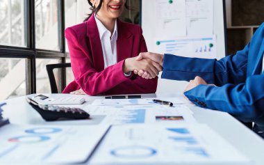 İş tokalaşıyor. Başarılı iş adamları iyi bir anlaşmadan sonra el sıkışıyorlar. Toplantı konsepti bitiriliyor.