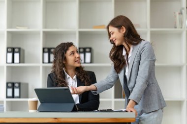 İş Adamları Toplantısı. Mali rapor evraklarını tartışmak ve beyin fırtınası yapmak için. Mali danışman ekip çalışması ve muhasebe kavramı.