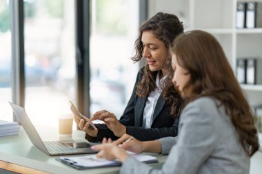 İş Adamları Toplantısı. Mali rapor evraklarını tartışmak ve beyin fırtınası yapmak için. Mali danışman ekip çalışması ve muhasebe kavramı.