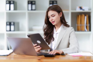 Yönetici iş adamları mali müfettişler hesap bakiyesi raporları hazırlıyorlar. İç Gelir ve Muhasebe kavramı.