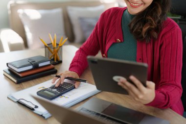 İç işlerinde çalışan Asyalı İş kadını mali raporları analiz ediyor. Muhasebe ve Finans kavramı