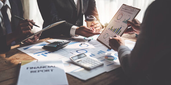 Крупным планом коллеги Diverse собираются мозговой штурм обсудить финансовую статистику на заседании офиса. финансы, концепция командной работы.