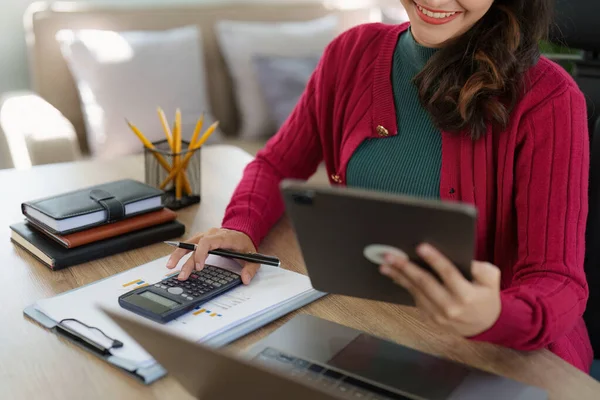 İç işlerinde çalışan Asyalı İş kadını mali raporları analiz ediyor. Muhasebe ve Finans kavramı