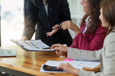 İş Adamları Toplantısı. Mali rapor evraklarını tartışmak ve beyin fırtınası yapmak için. Mali danışman ekip çalışması ve muhasebe kavramı.