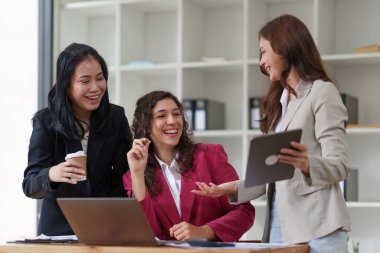 İş Adamları Toplantısı. Mali rapor evraklarını tartışmak ve beyin fırtınası yapmak için. Mali danışman ekip çalışması ve muhasebe kavramı.