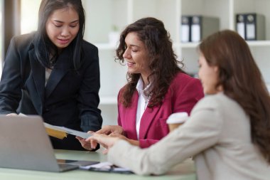 İş Adamları Toplantısı. Mali rapor evraklarını tartışmak ve beyin fırtınası yapmak için. Mali danışman ekip çalışması ve muhasebe kavramı.