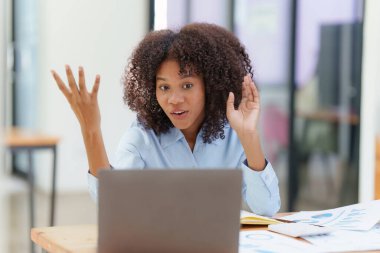 Laptop görüntülü konferans görüşmesi yapan çekici siyahi iş kadını, iş arkadaşları. Ekiple iletişim..