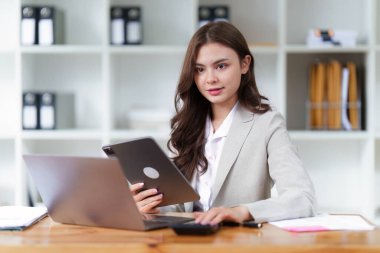 Yönetici iş adamları mali müfettişler hesap bakiyesi raporları hazırlıyorlar. İç Gelir ve Muhasebe kavramı.