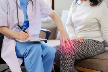 Evde sağlık hemşiresi, evde yaşlı bir kadınla fizik tedavi..