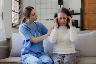 Evde sağlık hemşiresi, evde yaşlı bir kadınla fizik tedavi..