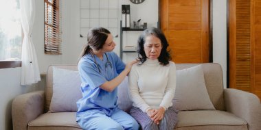 Evde sağlık hemşiresi, evde yaşlı bir kadınla fizik tedavi..