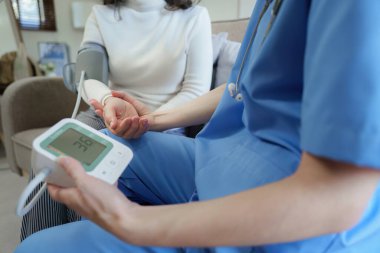 Evde sağlık hemşiresi, evde yaşlı bir kadınla fizik tedavi..