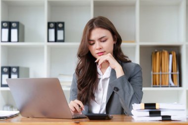 Yönetici iş adamları mali müfettişler hesap bakiyesi raporları hazırlıyorlar. İç Gelir ve Muhasebe kavramı.