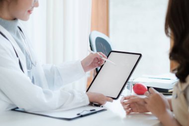 Doktor hastaya hayat planını tartışıyor ve açıklıyor. Tıp ve sağlık ve sigorta kavramı