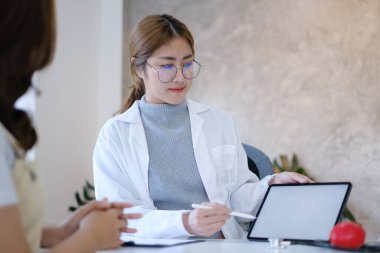 Doktor hastaya hayat planını tartışıyor ve açıklıyor. Tıp ve sağlık ve sigorta kavramı