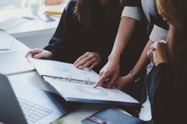 Bir grup İşadamı ve Muhasebeci, yolsuzluk hesabının soruşturulması için dijital tablet üzerindeki veri belgelerini kontrol ediyor. Rüşvet karşıtı kavram