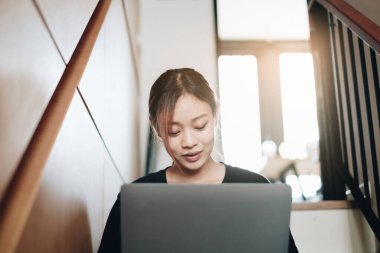 E-öğrenme, çevrimiçi, eğitim ve internet sosyal mesafesi COVID-19 virüs kavramından korunuyor. Evde dijital tablet öğretmeniyle Asyalı kadın öğrenci video konferansı e-öğrenimi