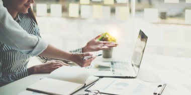 Analitik istihbarat konsepti. İş adamları grubu, toplantıda yatırım için dizüstü bilgisayarda mevcut mali ve ekonomik konuları tartışıyor