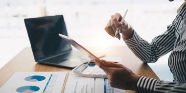 Dijital tablet ve yönetim ile çalışan bilişim danışmanı büyük veriler ve şirketin mali belgesini analiz