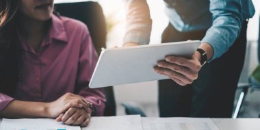 İş ekibi toplantı odasında tartışır. Finansal muhasebeci, danışman, planlayıcı, toplantı, tanıtım konsepti