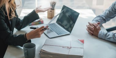 Bir iş görüşmesi sırasında, İK yöneticileri iyi bir çalışan arıyorlar. Yönetici, aday hakkında olumlu bir izlenim edindi
