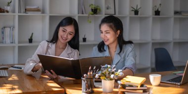 İş kadını ya da muhasebeci ekibiyle denetleme yapıyor. finans ve muhasebe kavramı