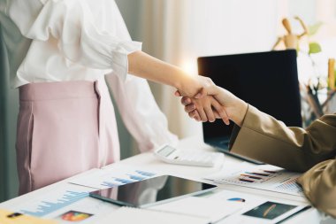 İş adamları başarılı pazarlıklar ve tokalaşmalar yaptı. kutlama ortaklığı ve takım çalışması, iş anlaşması kavramı