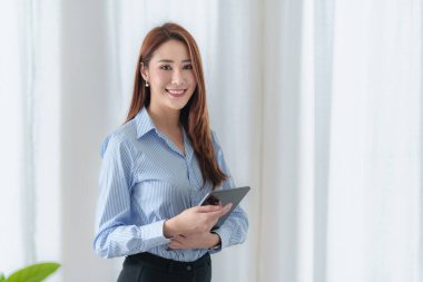 Teknik fiyat grafiği ve göstergesini analiz eden başarılı bir girişimci. Banka hesabı, tasarruf hesabı ya da sigorta poliçesi kavramı