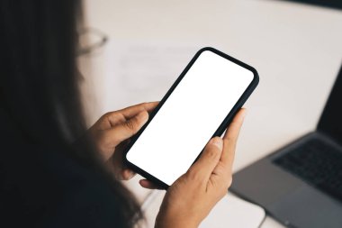 Reklam için boş ekranlı akıllı telefon gösteren bir kadın