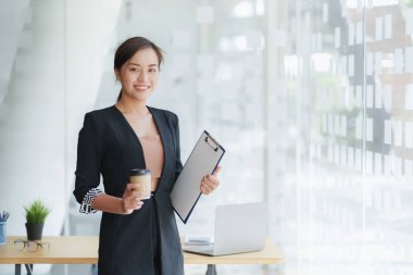 Teknik fiyat grafiği ve göstergesini analiz eden başarılı bir girişimci. Banka hesabı, tasarruf hesabı ya da sigorta poliçesi kavramı