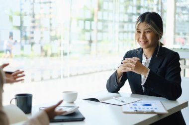 Fon yöneticileri takım danışmanlığı ve yatırım borsasının analizi hakkında tartışmalar. İş Finans Konsepti
