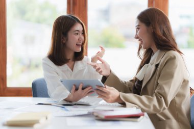 Birlikte çalışan ve büyük verileri yöneten bir grup bilişim danışmanı ve şirketin mali belgesini analiz eden