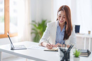 Klinikteki güzel doktor ya da cerrah talimat vermeye hazır. Sağlık ve Tıp Konsepti