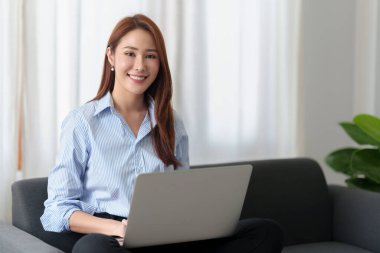 Teknik fiyat grafiği ve göstergesini analiz eden başarılı bir girişimci. Banka hesabı, tasarruf hesabı ya da sigorta poliçesi kavramı