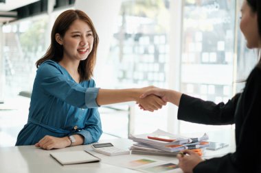İş adamları başarılı pazarlıklar ve tokalaşmalar yaptı. kutlama ortaklığı ve takım çalışması, iş anlaşması kavramı