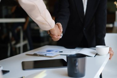 İş adamları başarılı pazarlıklar ve tokalaşmalar yaptı. kutlama ortaklığı ve takım çalışması, iş anlaşması kavramı