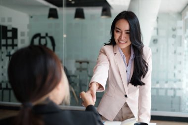 İş adamları başarılı pazarlıklar ve tokalaşmalar yaptı. kutlama ortaklığı ve takım çalışması, iş anlaşması kavramı