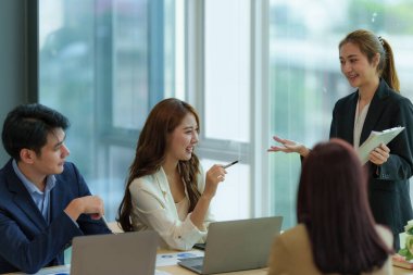 Bir grup İşadamı ve Muhasebeci, yolsuzluk hesabının soruşturulması için dijital tablet üzerindeki veri belgelerini kontrol ediyor. Rüşvet karşıtı kavram