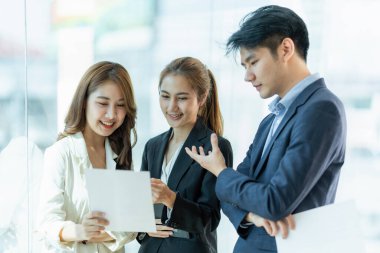 Denetim ekibinin birlikte çalıştığı ve şirketin yozlaşması için işlemleri araştırdığı görüntü. Finans bütçesi kavramı