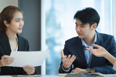 Bir grup iş adamı, yeni projeyi toplantı odasında birlikte sunuyor. iş planlama kavramı