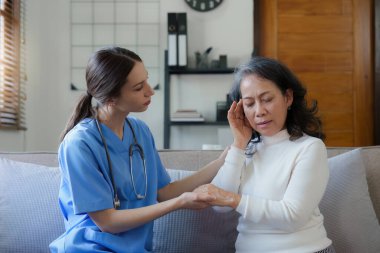 Evde sağlık hemşiresi, evde yaşlı bir kadınla fizik tedavi..