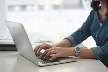 E-öğrenme, çevrimiçi, eğitim ve internet sosyal mesafesi COVID-19 virüs kavramından korunuyor. Asyalı kadın öğrenci video konferansı evde dizüstü bilgisayarda öğretmenle e-öğrenme