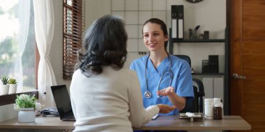 Evde sağlık hemşiresi, evde yaşlı bir kadınla fizik tedavi..