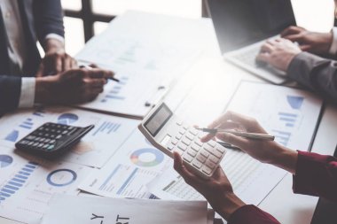 Muhasebe ve iş adamları şirketin mali stratejisini planlamak için toplanıyorlar. Mali danışman ekip çalışması ve muhasebe kavramı.