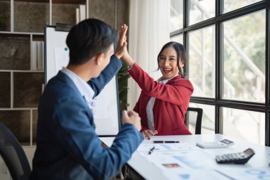 Finansal analist, şirket çalışanlarını analiz ediyor. Yatırım danışmanlığı, belge grafikleriyle çalışan şirketin mali raporunu inceliyor. Borsa Vergisi Fonu Finans Konsepti.