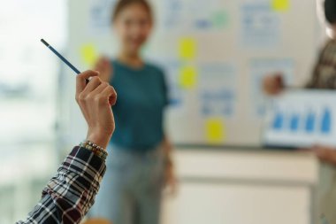 Profesyonel iş grubu özel toplantı odasında yeni bir fikir sunmak için tartışıyor ve danışıyor. finans kavramı