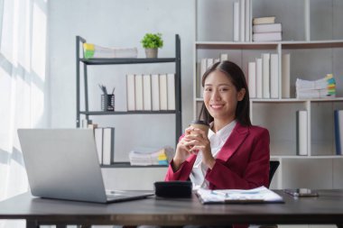İç işlerinde çalışan Asyalı İş kadını mali raporları analiz ediyor. Muhasebe ve Finans kavramı.