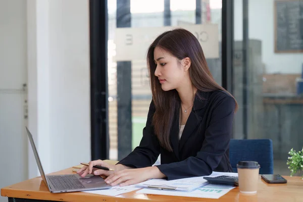 Азійська Бізнес Жінка Працює Домашньому Офісі Аналізує Фінансовий Документ Бухгалтерський — стокове фото