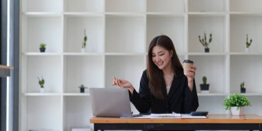 İç işlerinde çalışan Asyalı İş kadını mali raporları analiz ediyor. Muhasebe ve Finans kavramı.