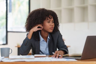 Düşünceli, kafası karışmış genç afro-amerikan iş kadını dizüstü bilgisayara bakıyor. Haber, haber ya da e-posta okurken stres. Çevrimiçi problem, finansal hata, sorun yaratma